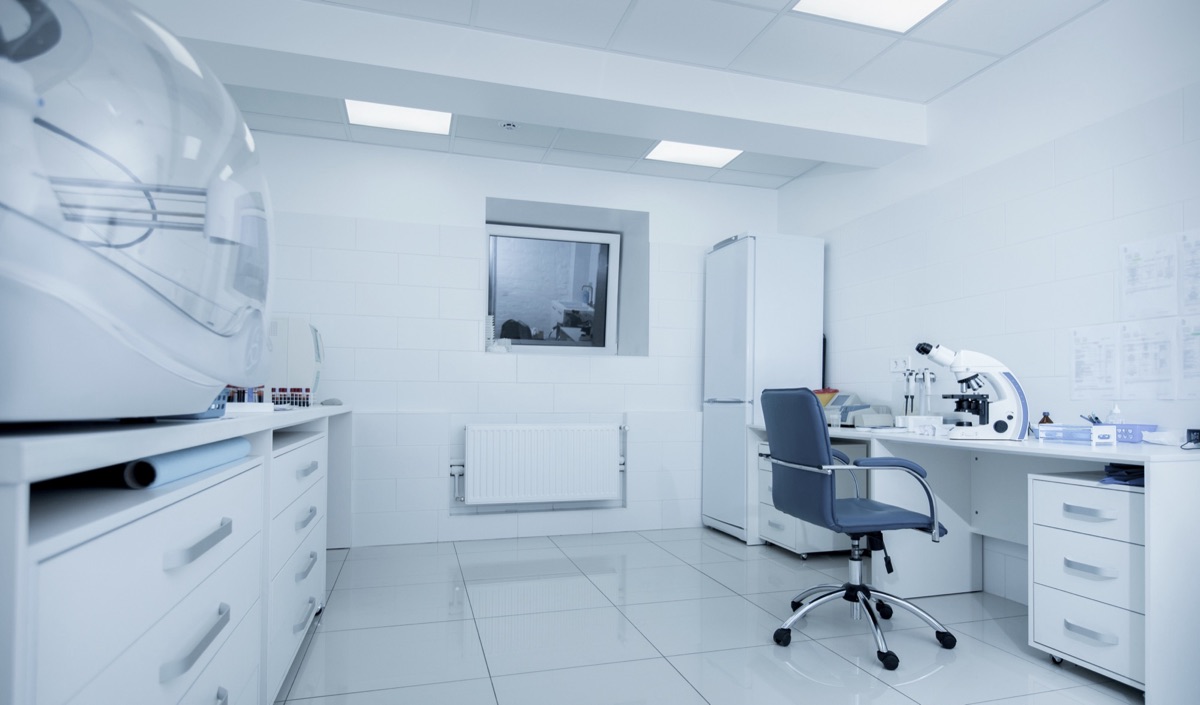 Modern tıbbi araştırma laboratuvarı ve ekipmanları